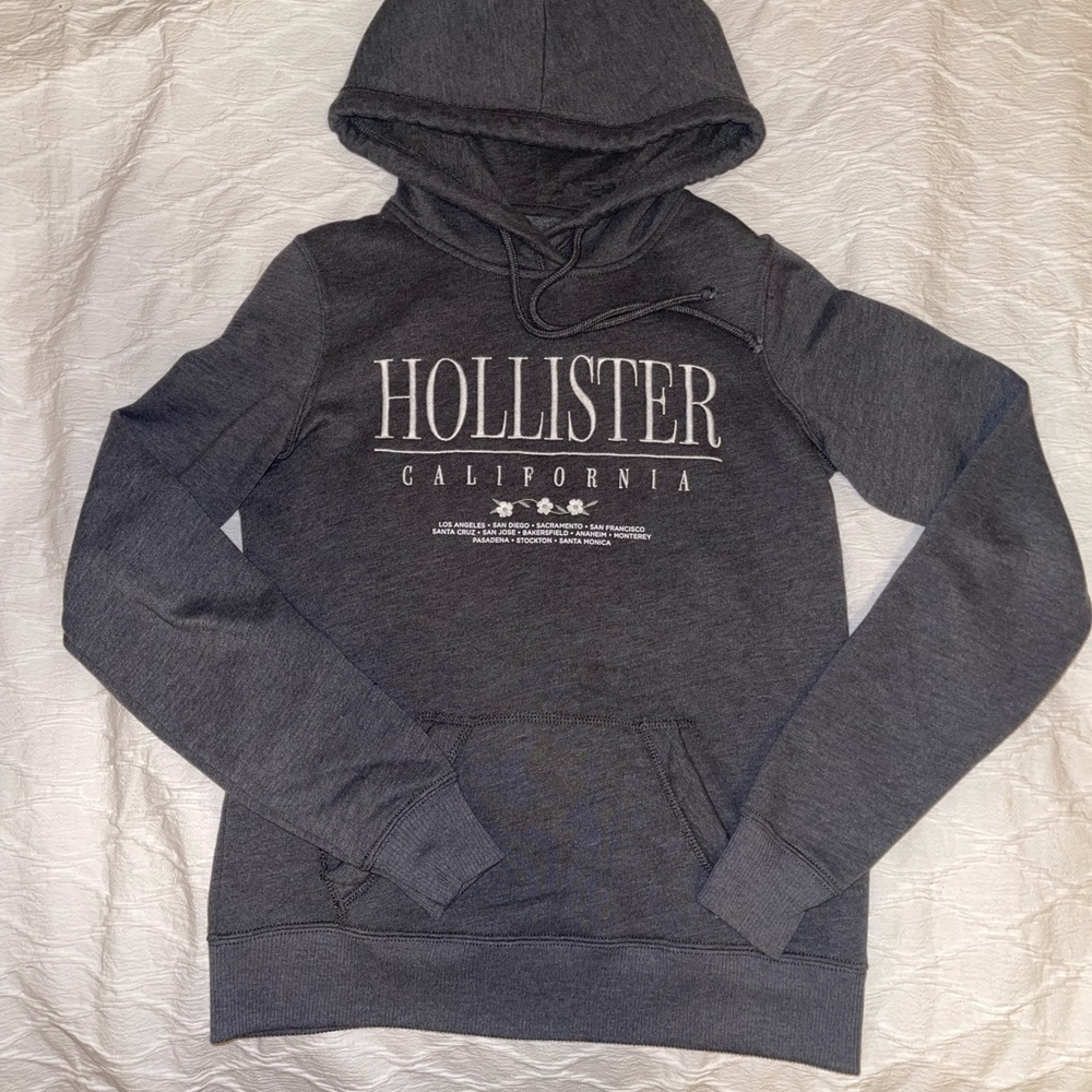 Women’s Grey Hollister fitted hoodie.